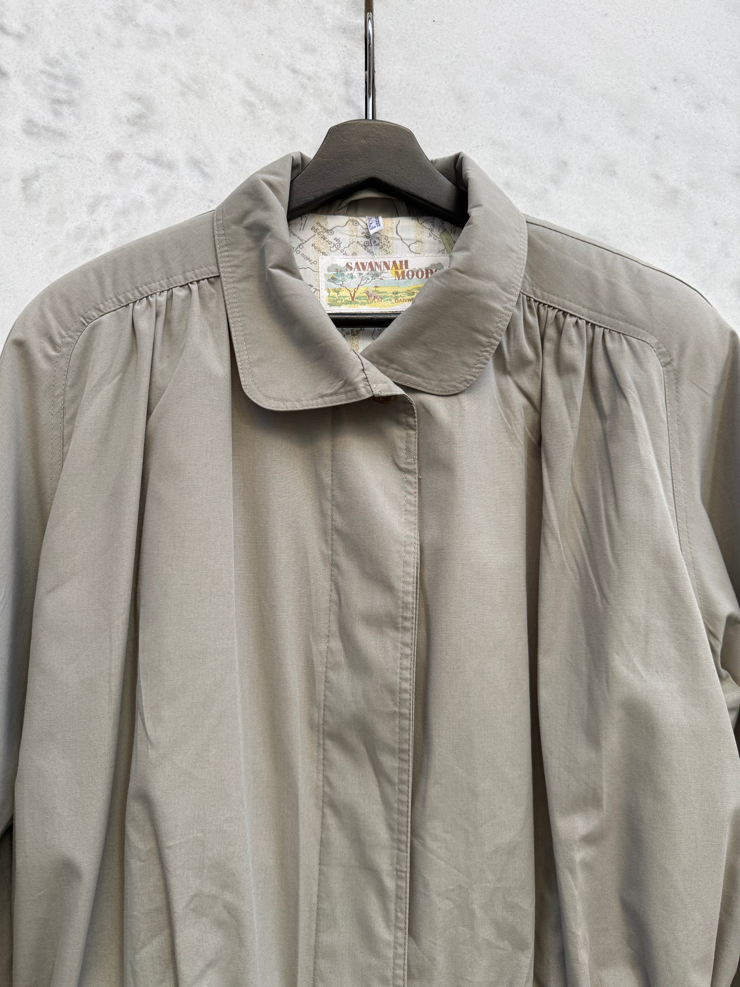 Trenchcoat med snøring grå-grønn