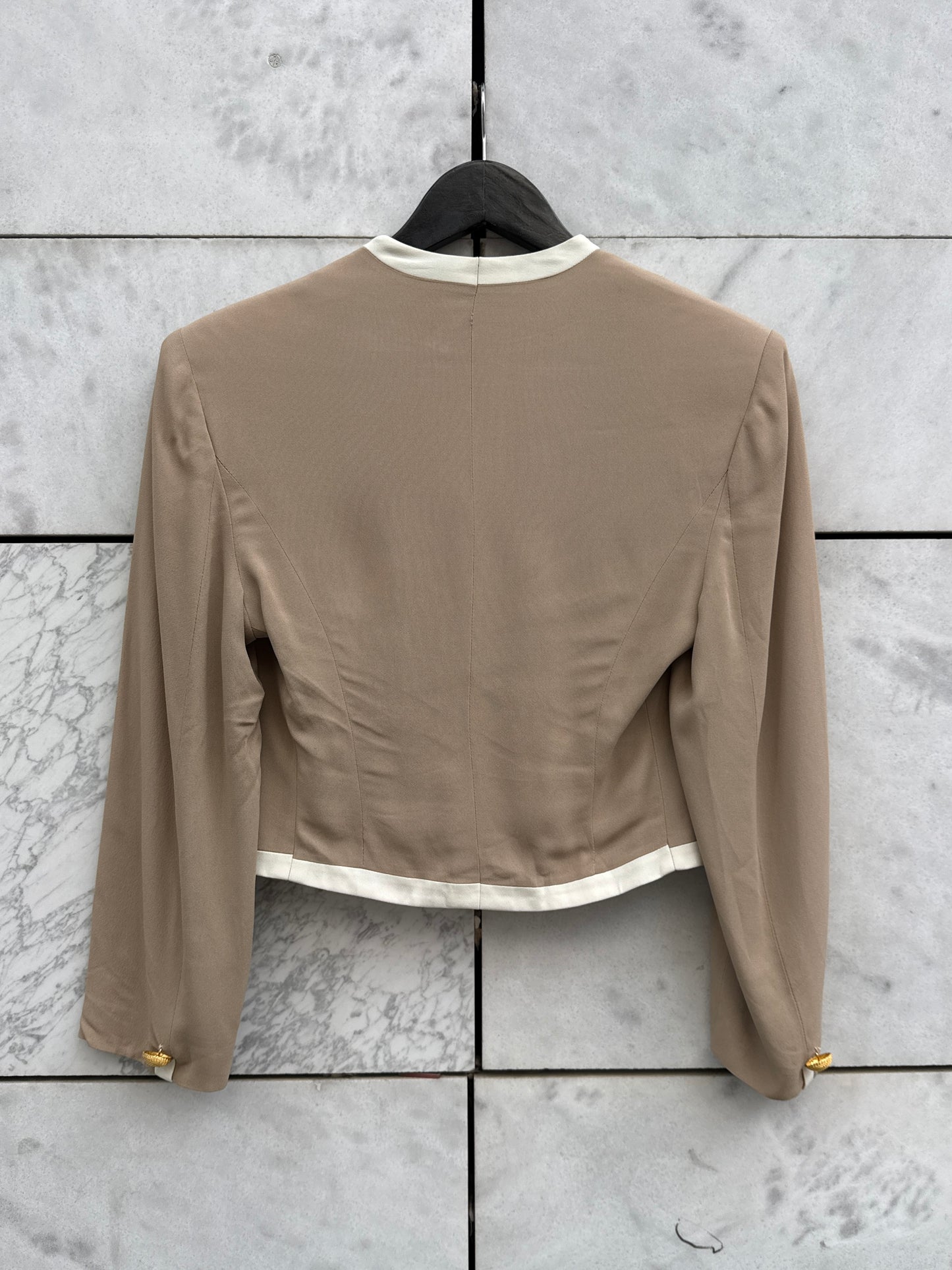 Blazer kort beige med hvite kontraster