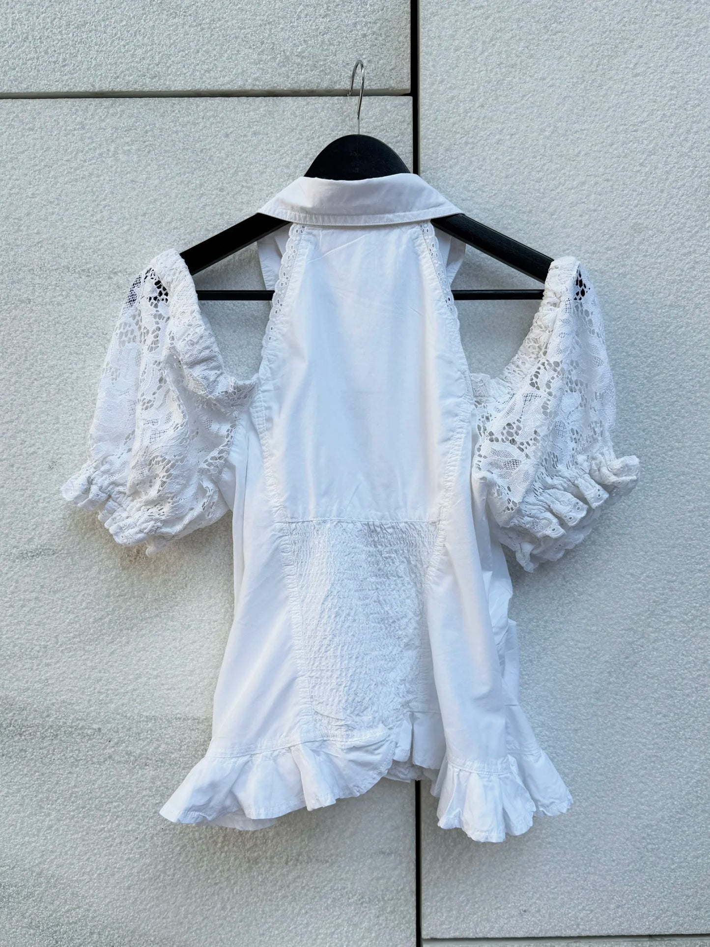 Bluse hvit blonder drop shoulders