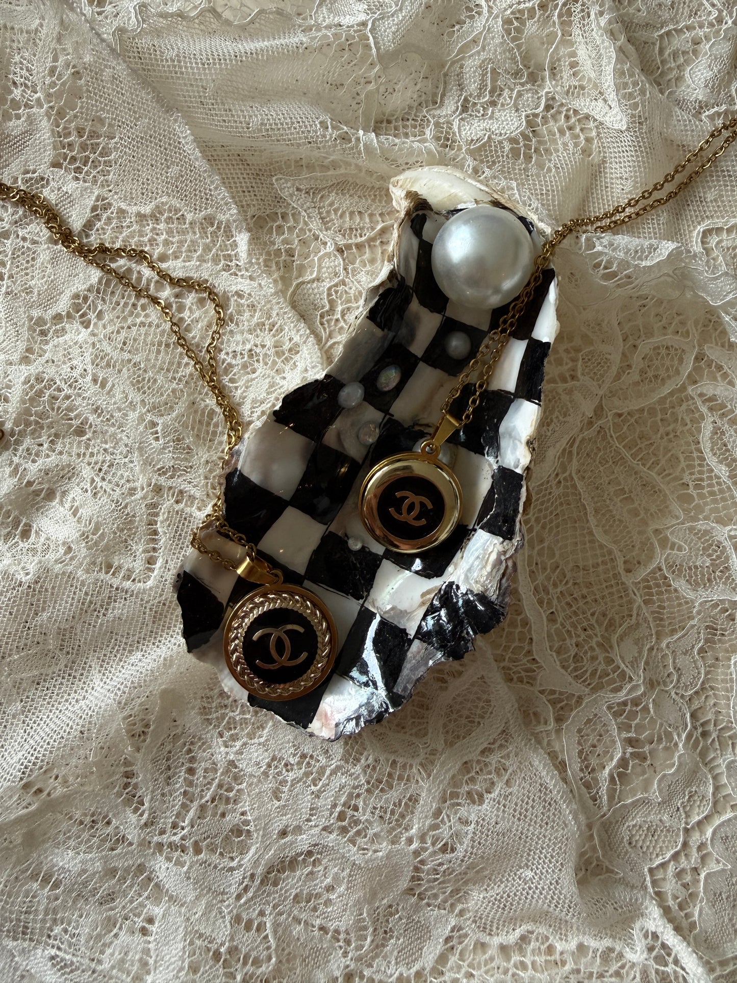 Smykke Chanel re-design sort/gull