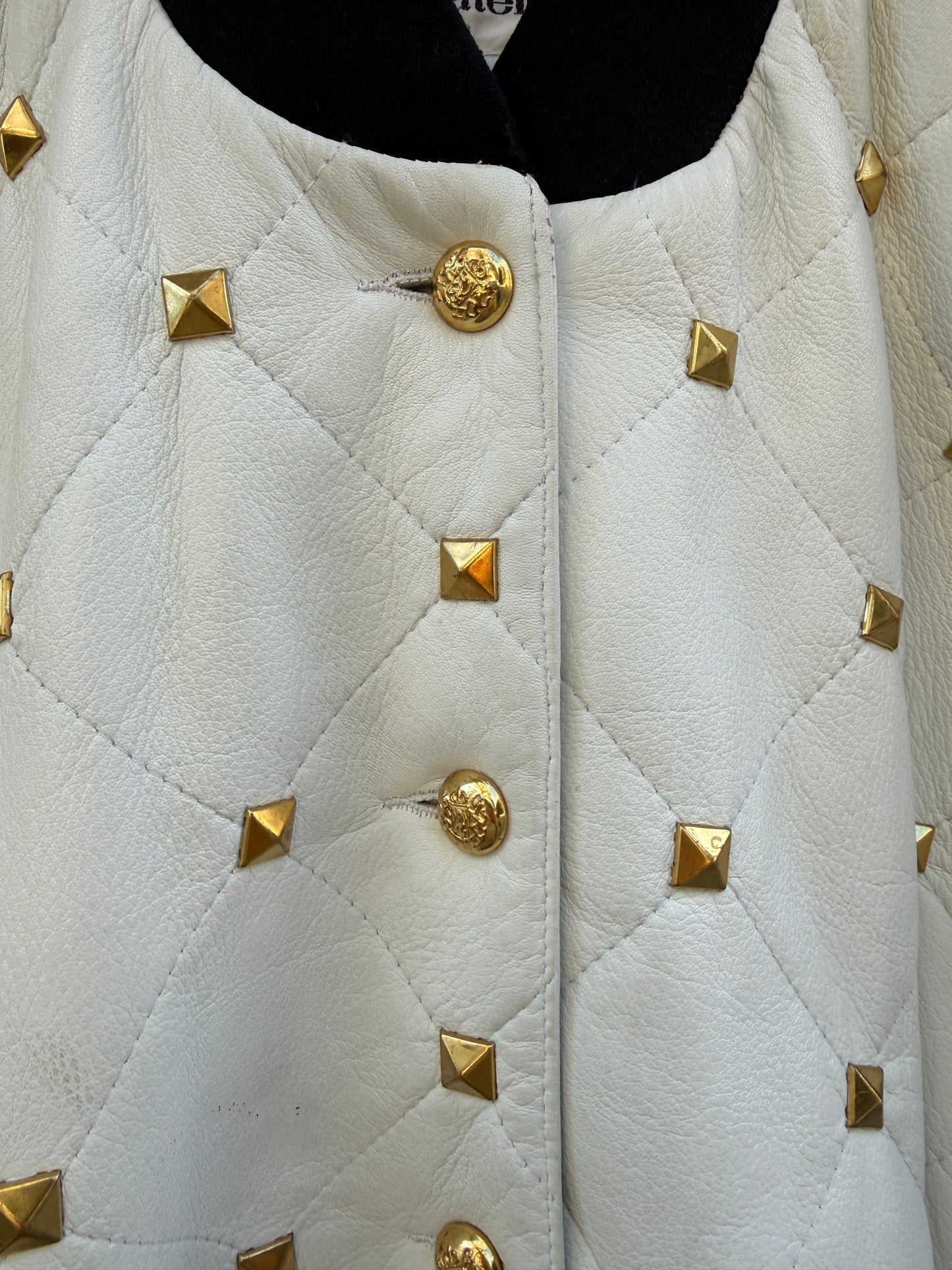 Skinnjakke hvit med gull studs