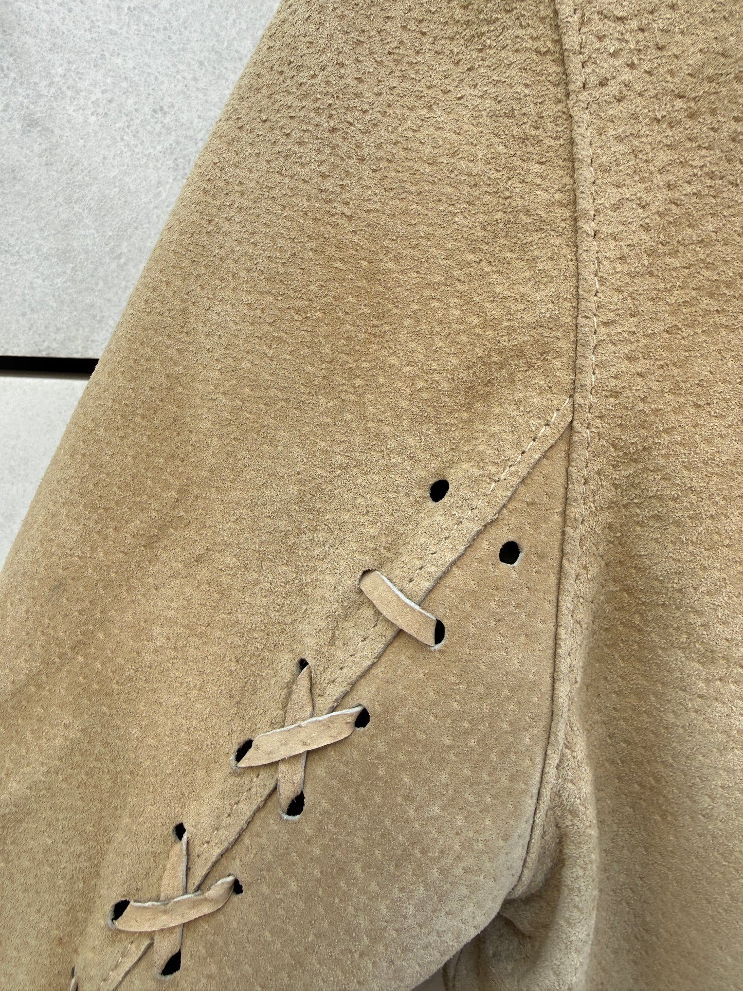 Skinnjakke semsket beige frynser