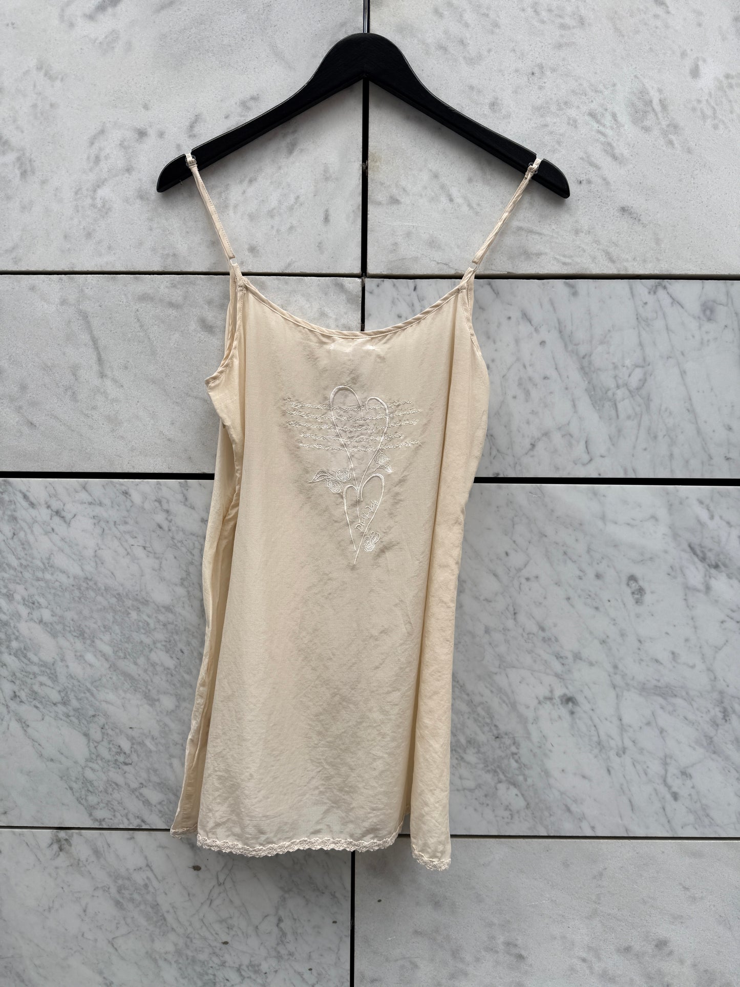 Singlet kremfarget med broderi