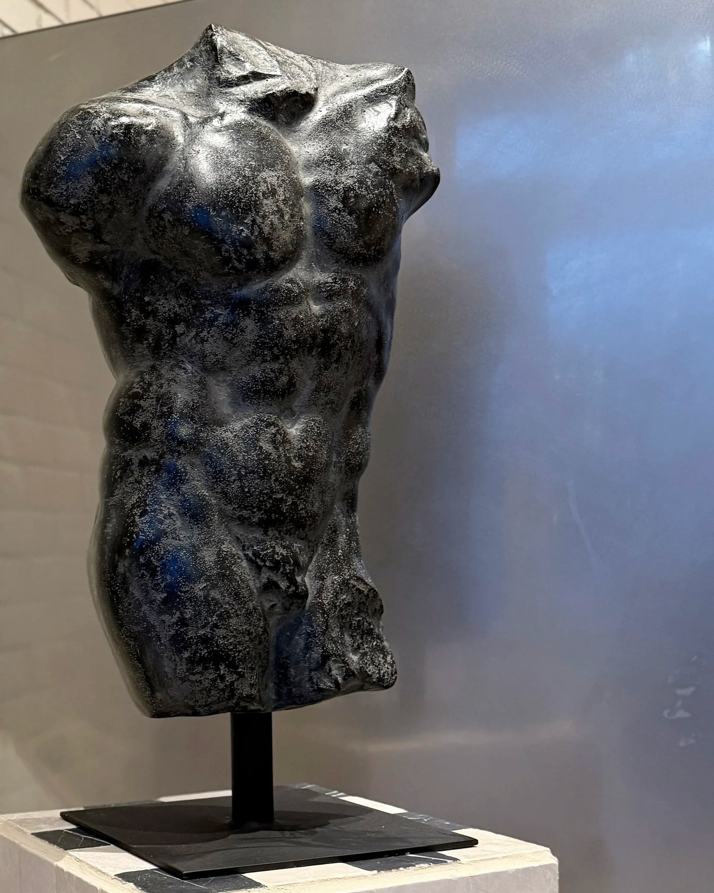 Torso skulptur sort Andrea Male