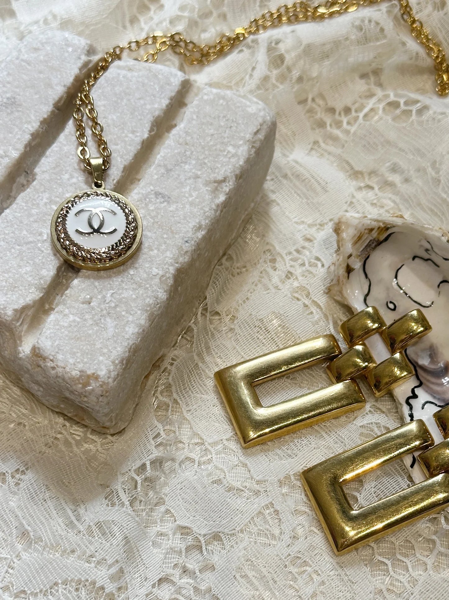 Smykke Chanel hvit medium