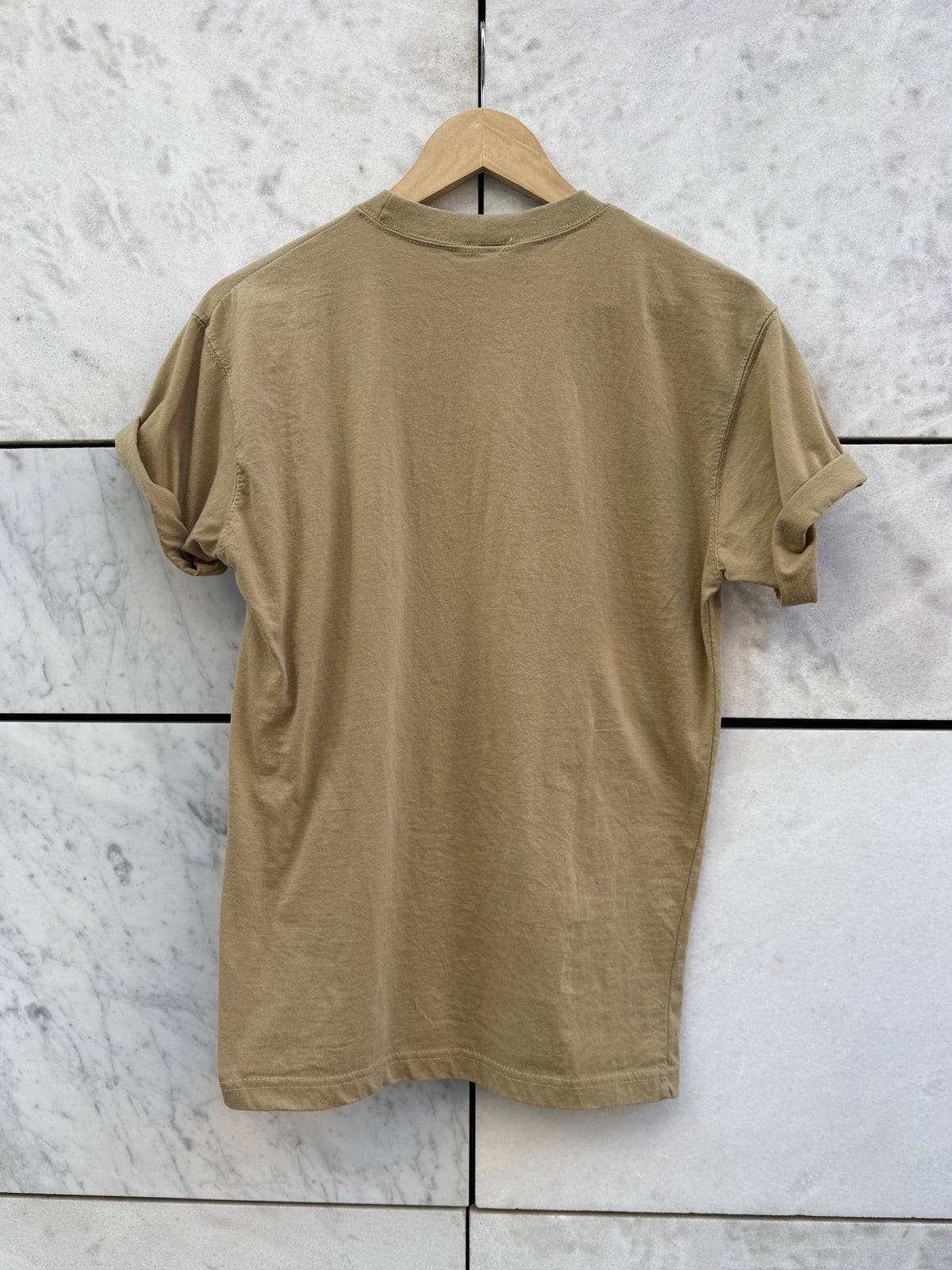 T-shirt beige army look