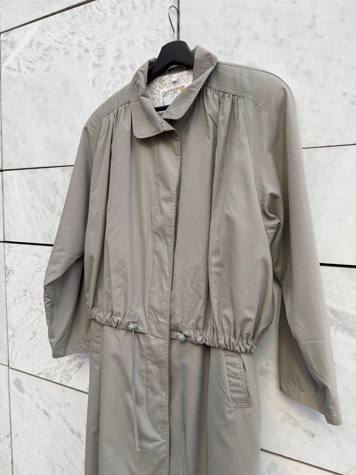 Trenchcoat med snøring grå-grønn