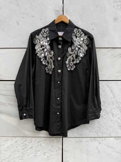 Bluse sort med store sølv aplikasjoner