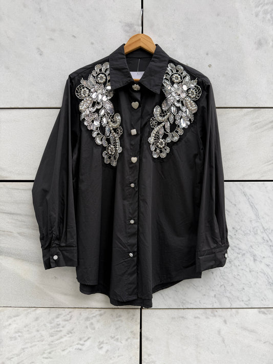 Bluse sort med store sølv aplikasjoner