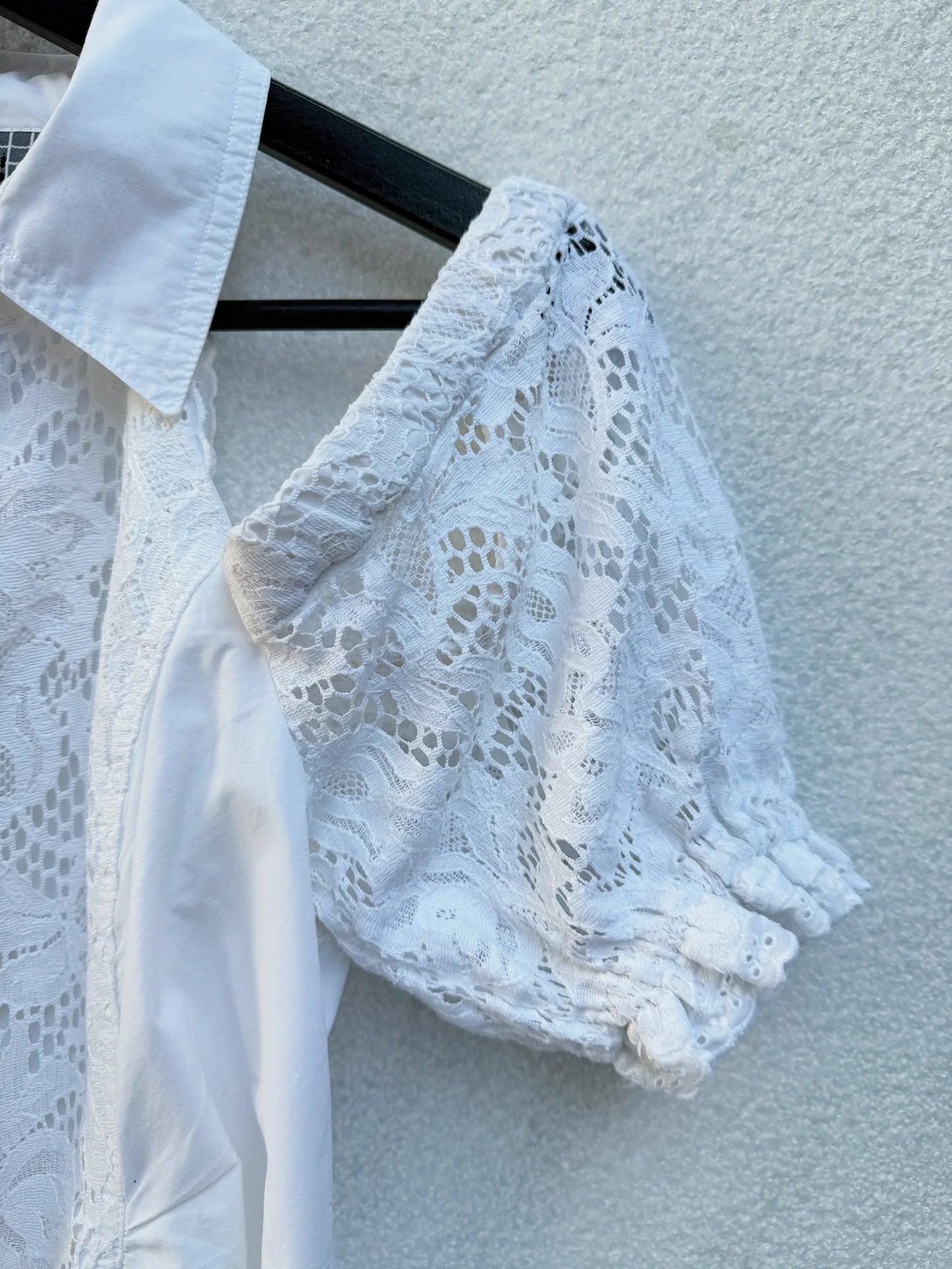 Bluse hvit blonder drop shoulders