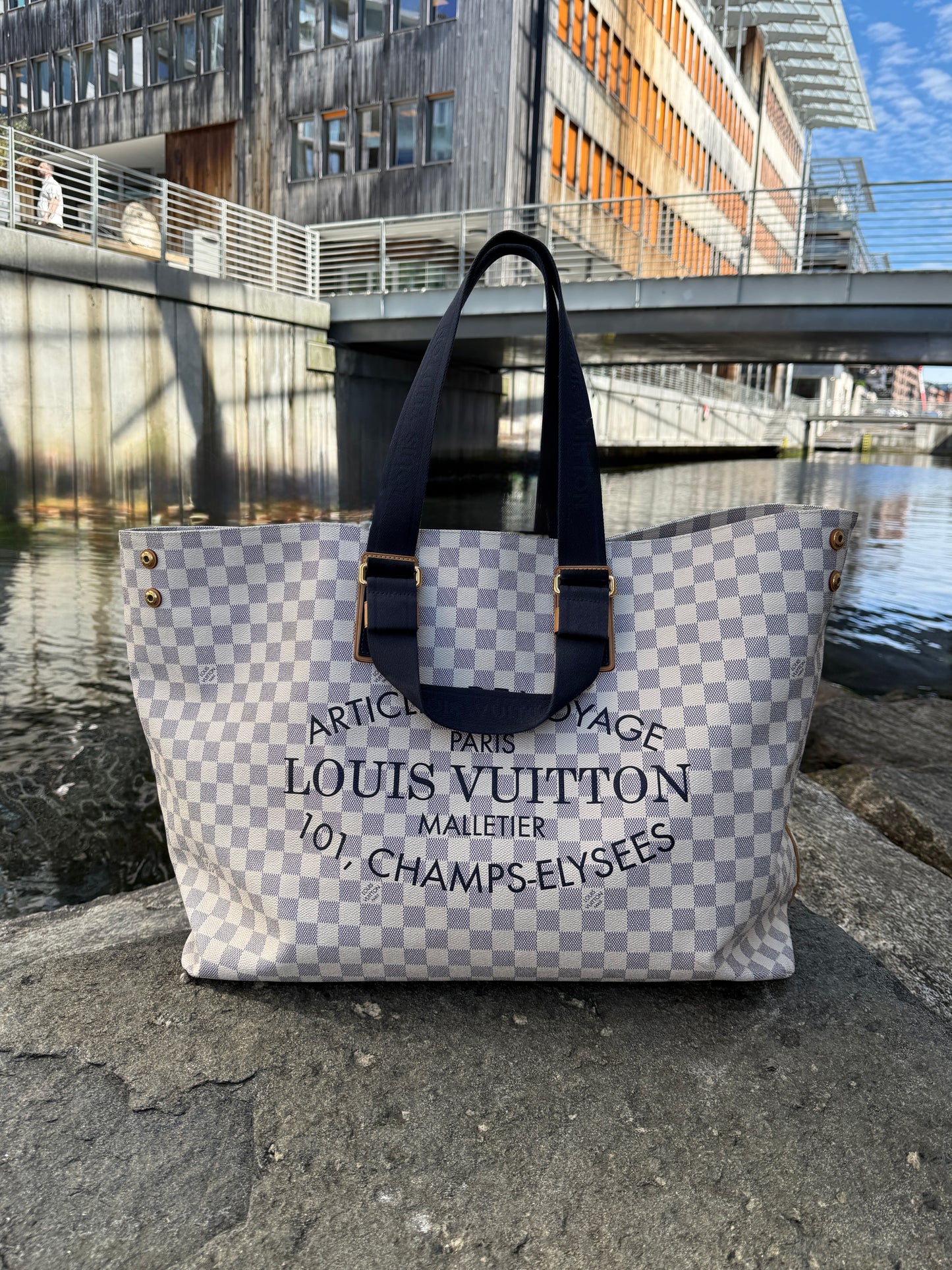 Louis Vuitton
Damier Azur Canvas Beach Cabas limited editon