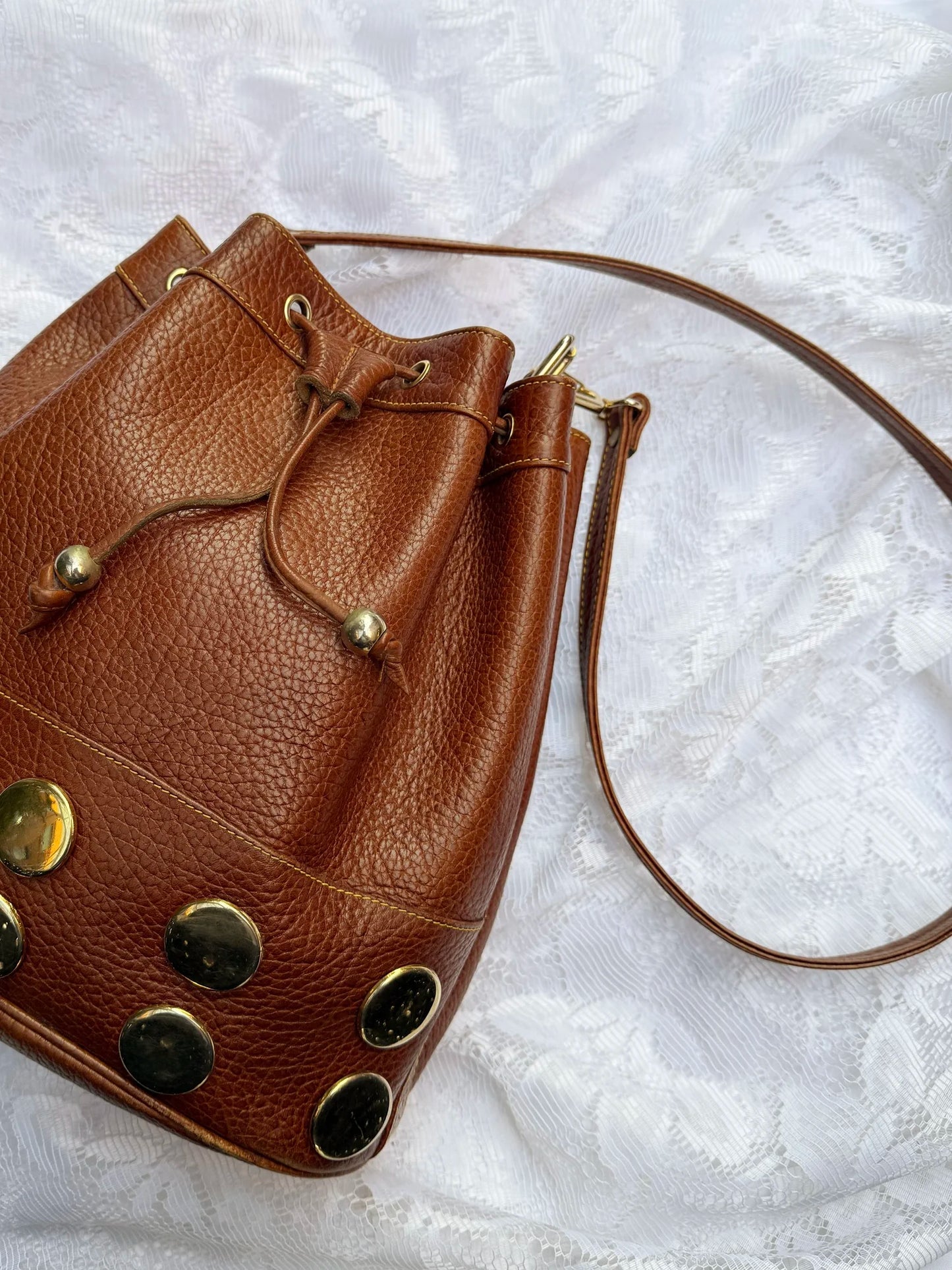 Veske bucket bag brun med gull studs