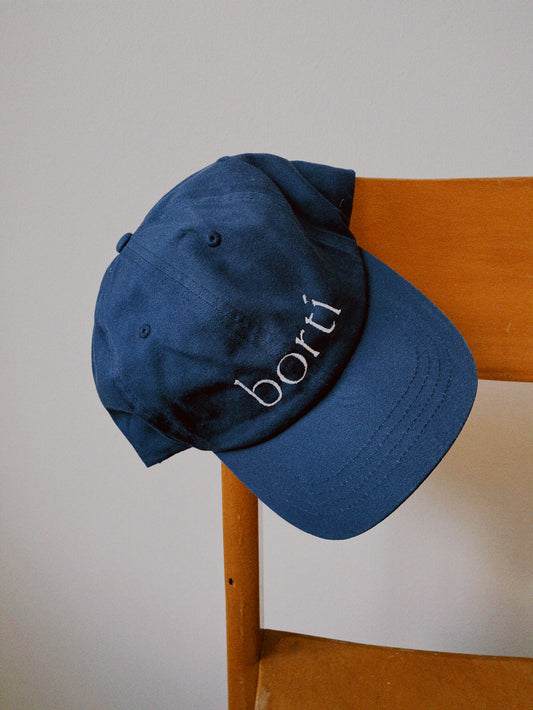 Borti caps mørk blå/krem logo