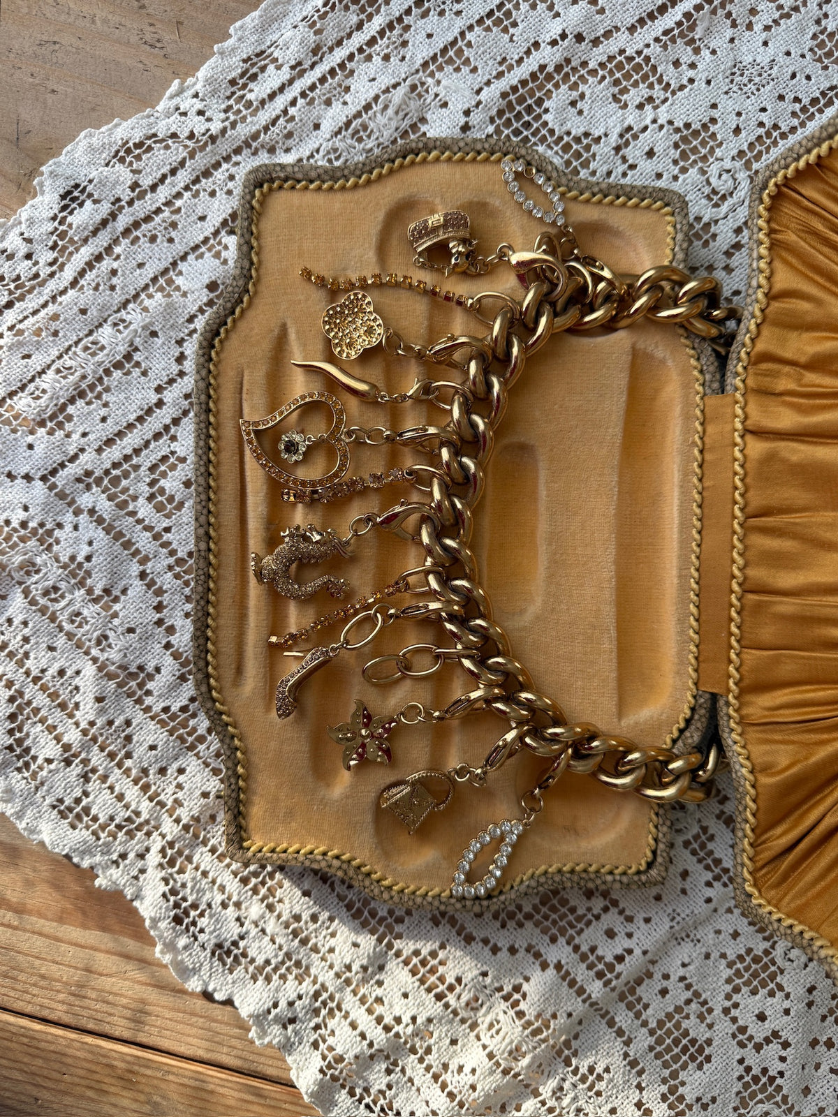 Kjede med charms