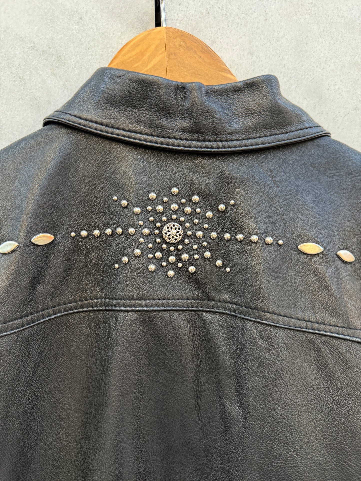 Skinnjakke sort med studs