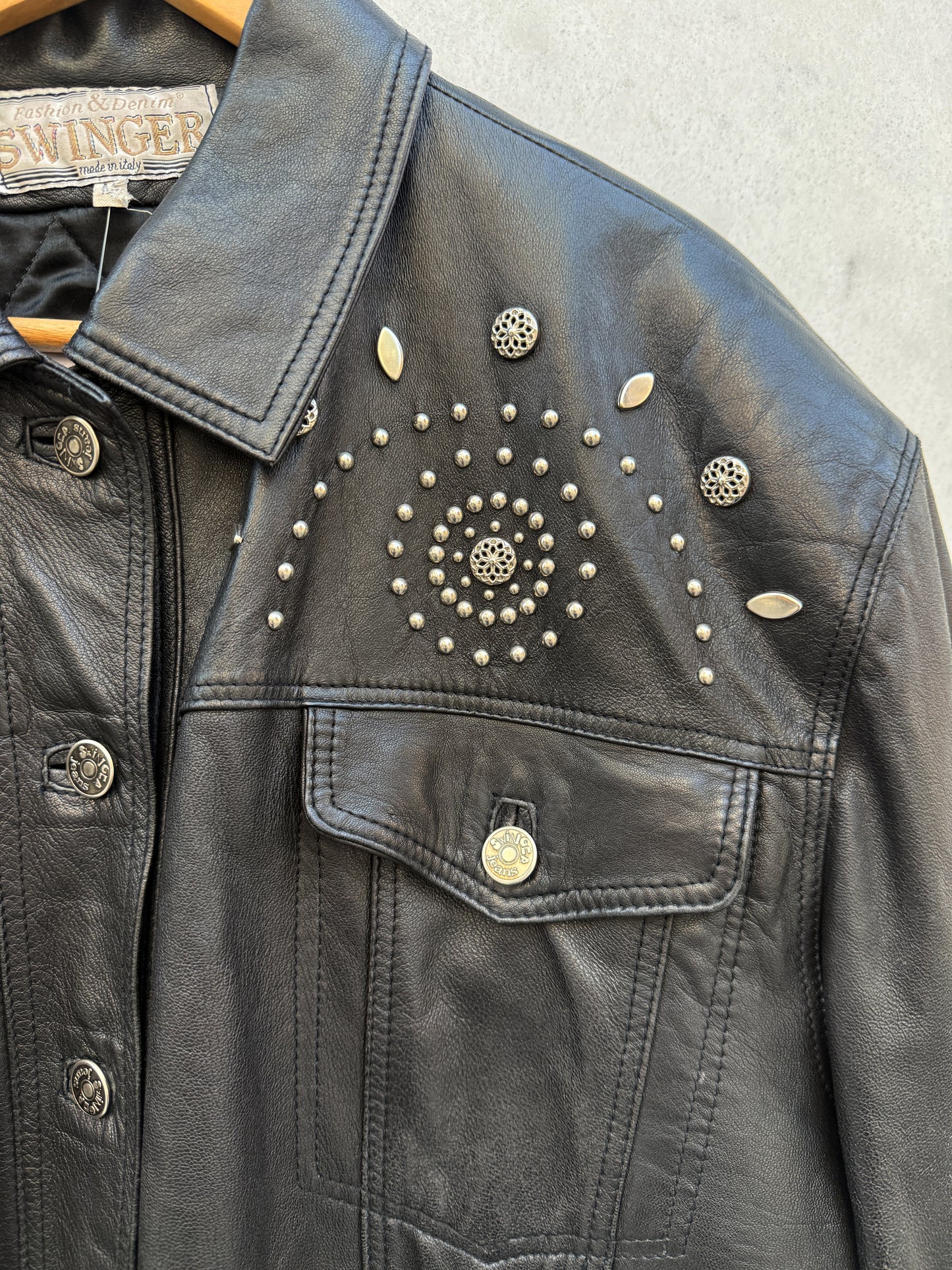 Skinnjakke sort med studs
