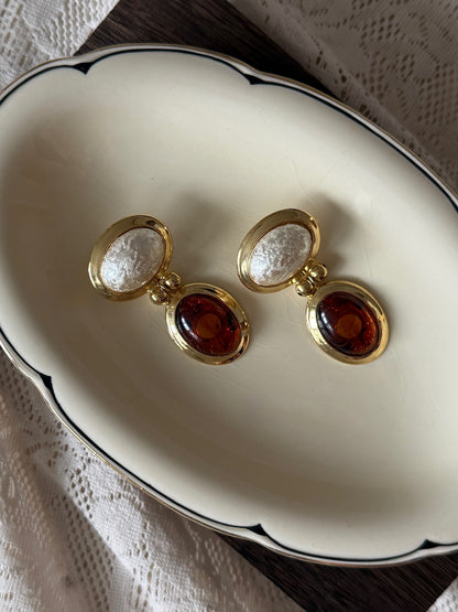 Øredobber stor perle med cognac farget sten