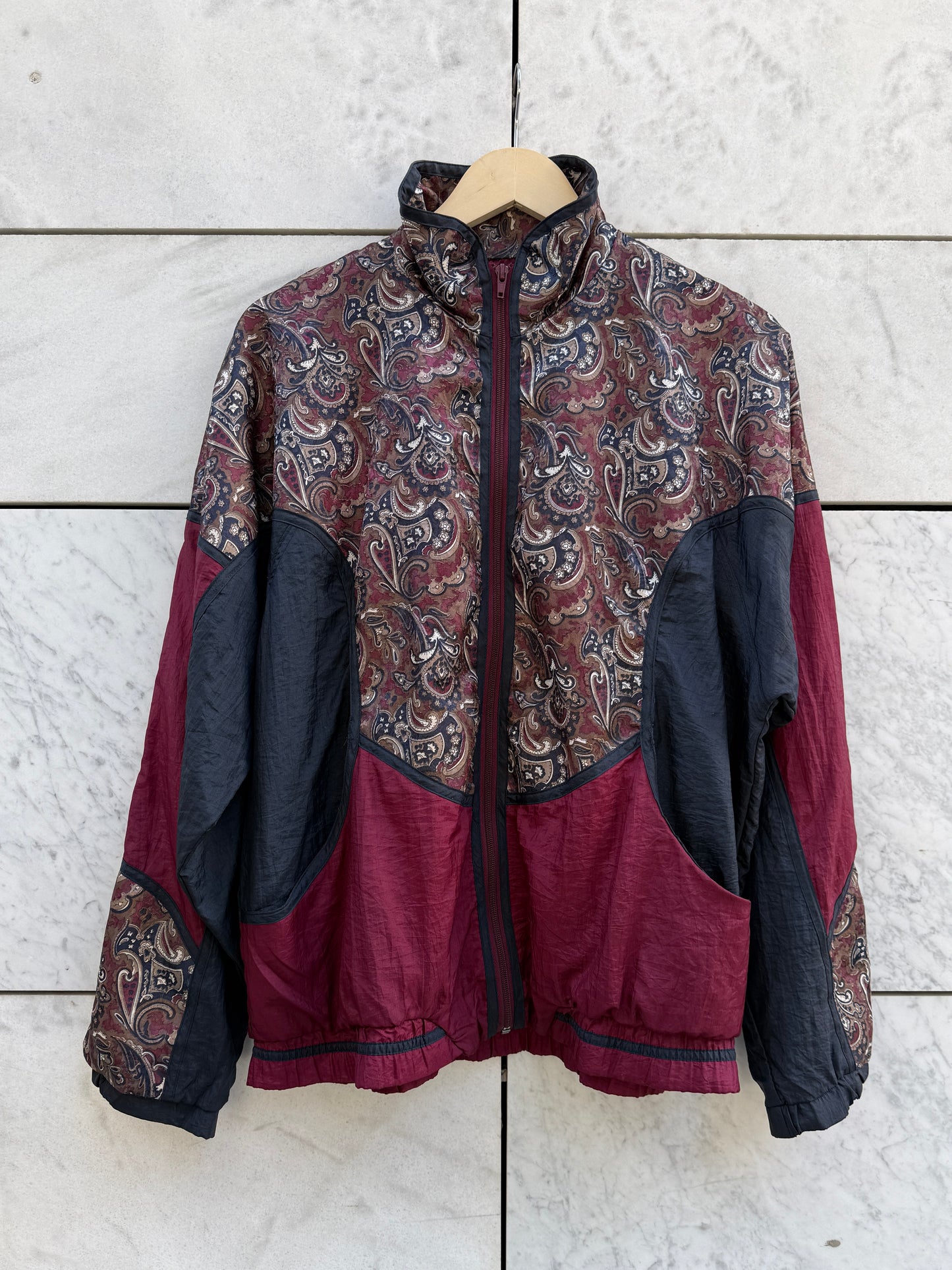 Windbreaker burgunder paisley mønster
