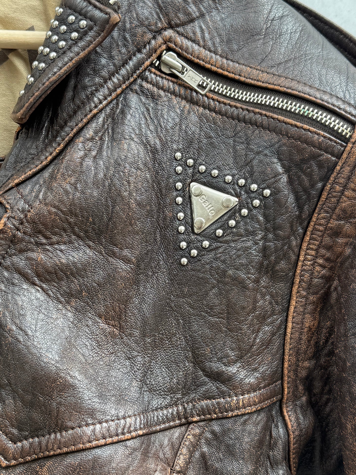 Skinnjakke mørkebrun med studs