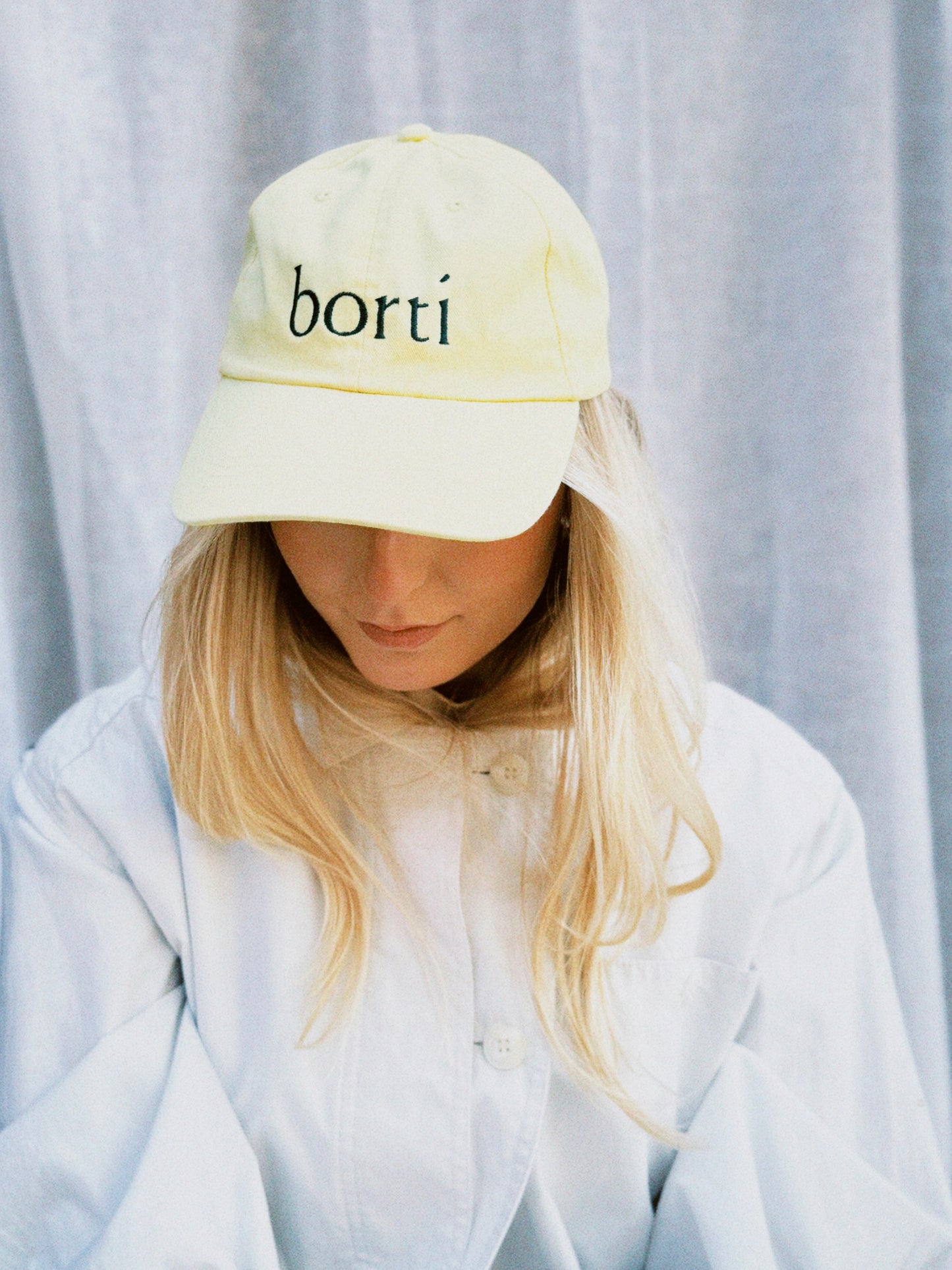 Borti caps lys gul/mørk blå logo