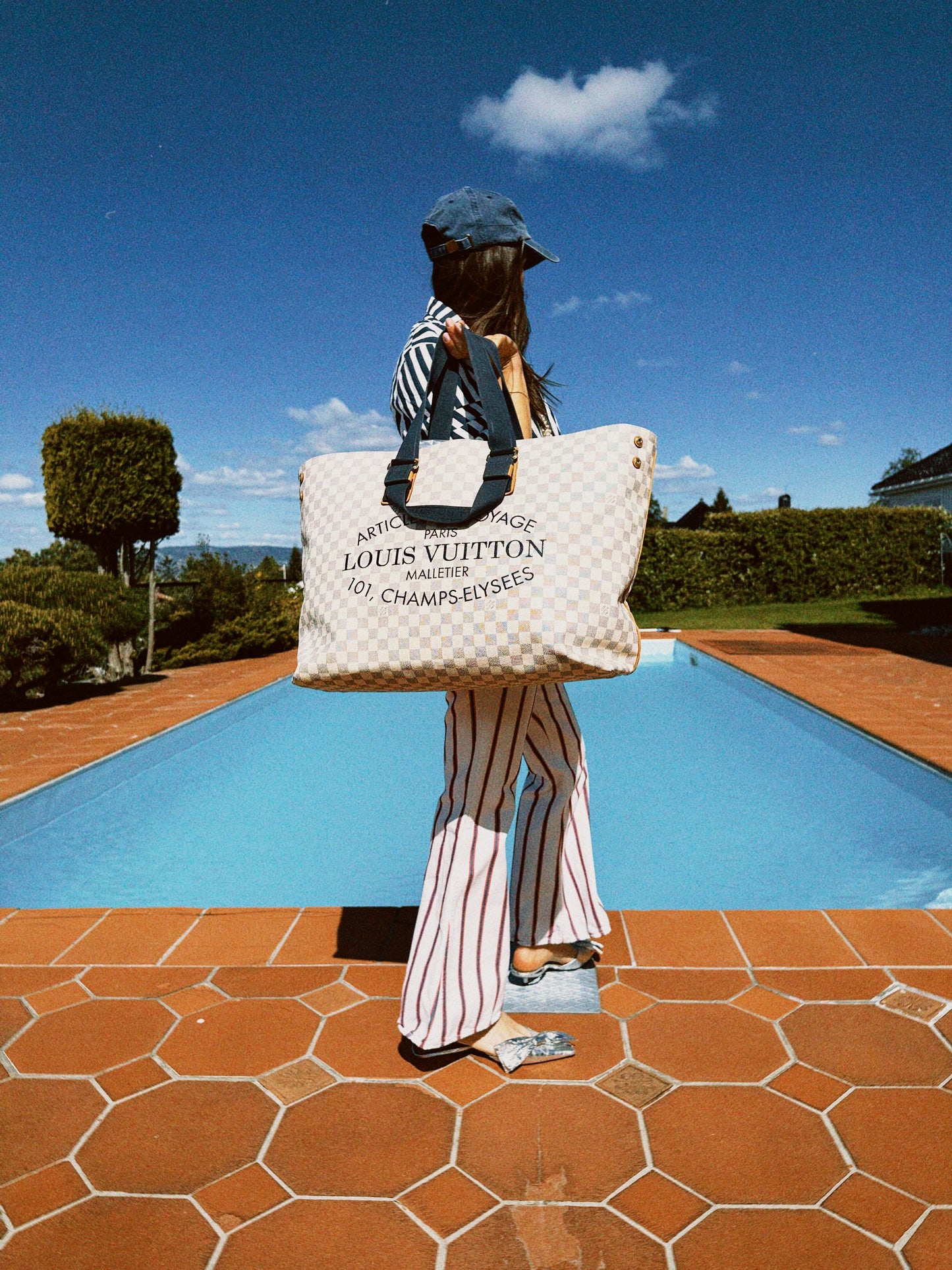 Louis Vuitton
Damier Azur Canvas Beach Cabas limited editon