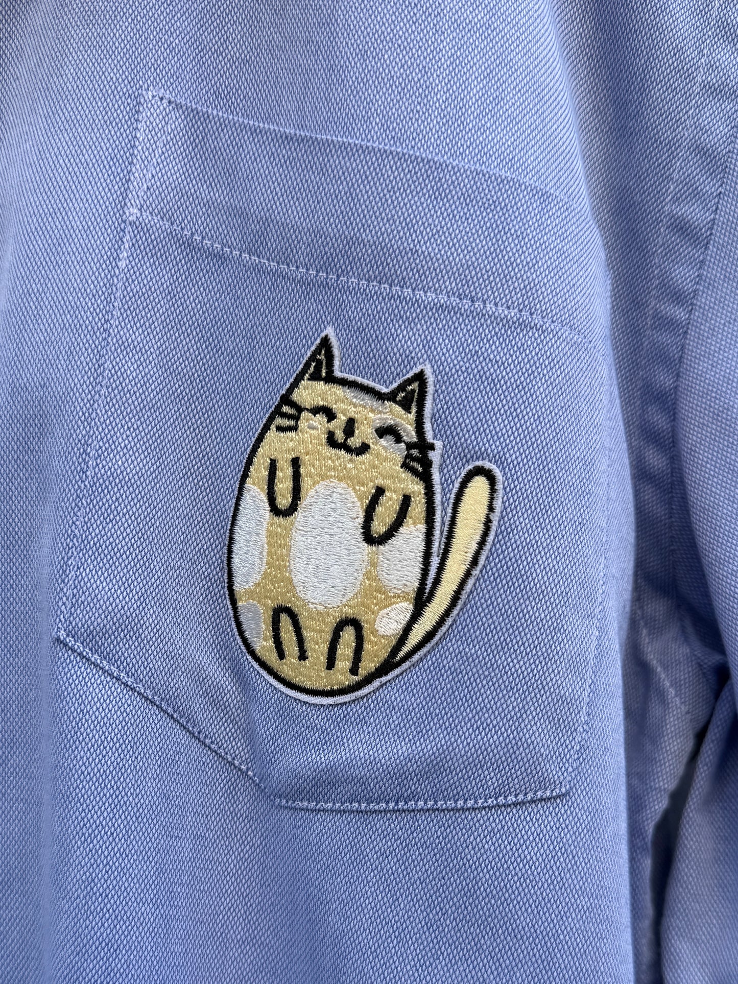 Skjorte re-design lys blå gul katt
