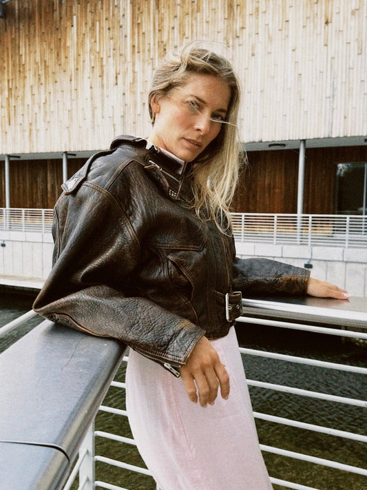 Skinnjakke mørkebrun med studs