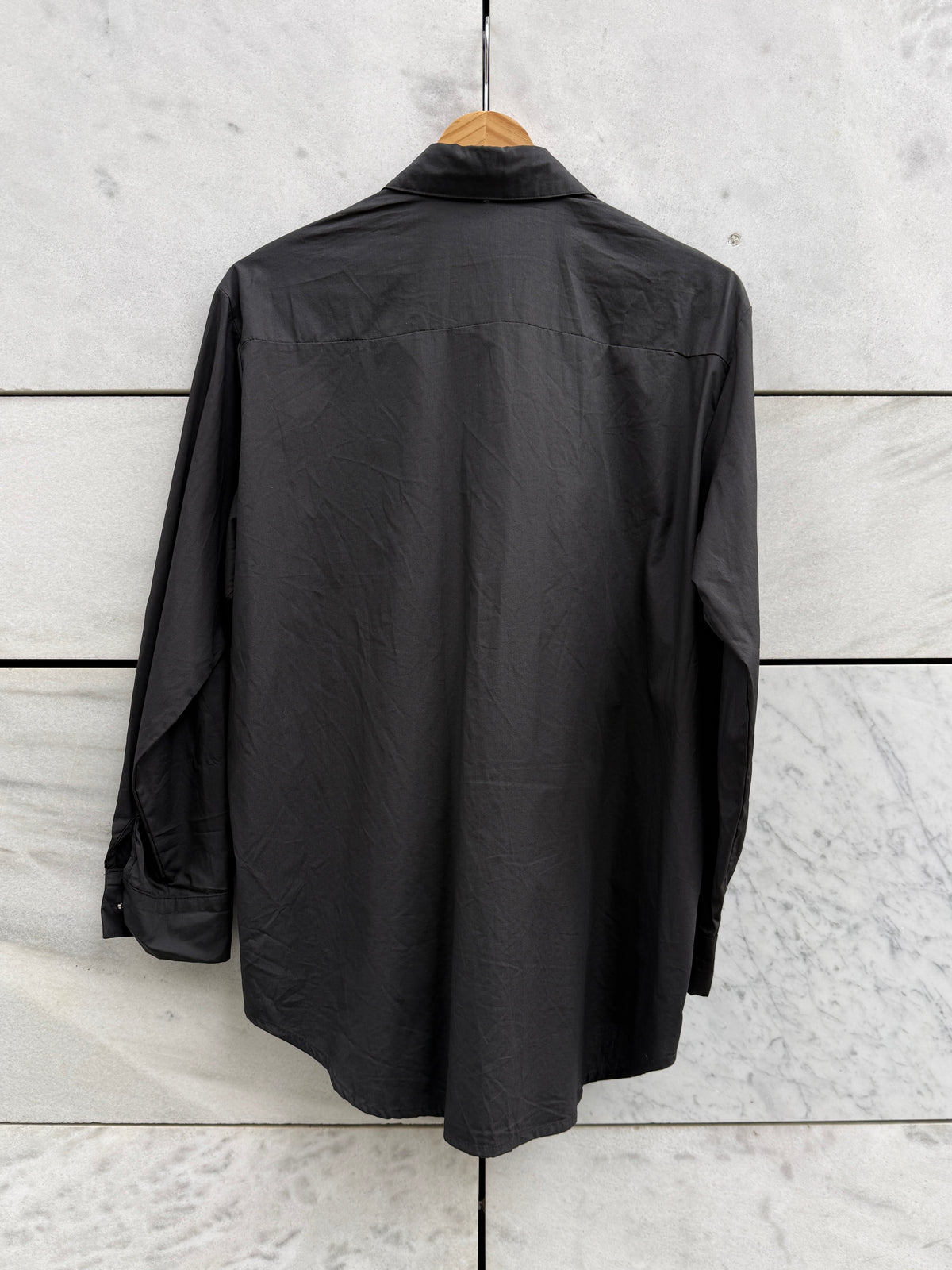 Bluse sort med store sølv aplikasjoner
