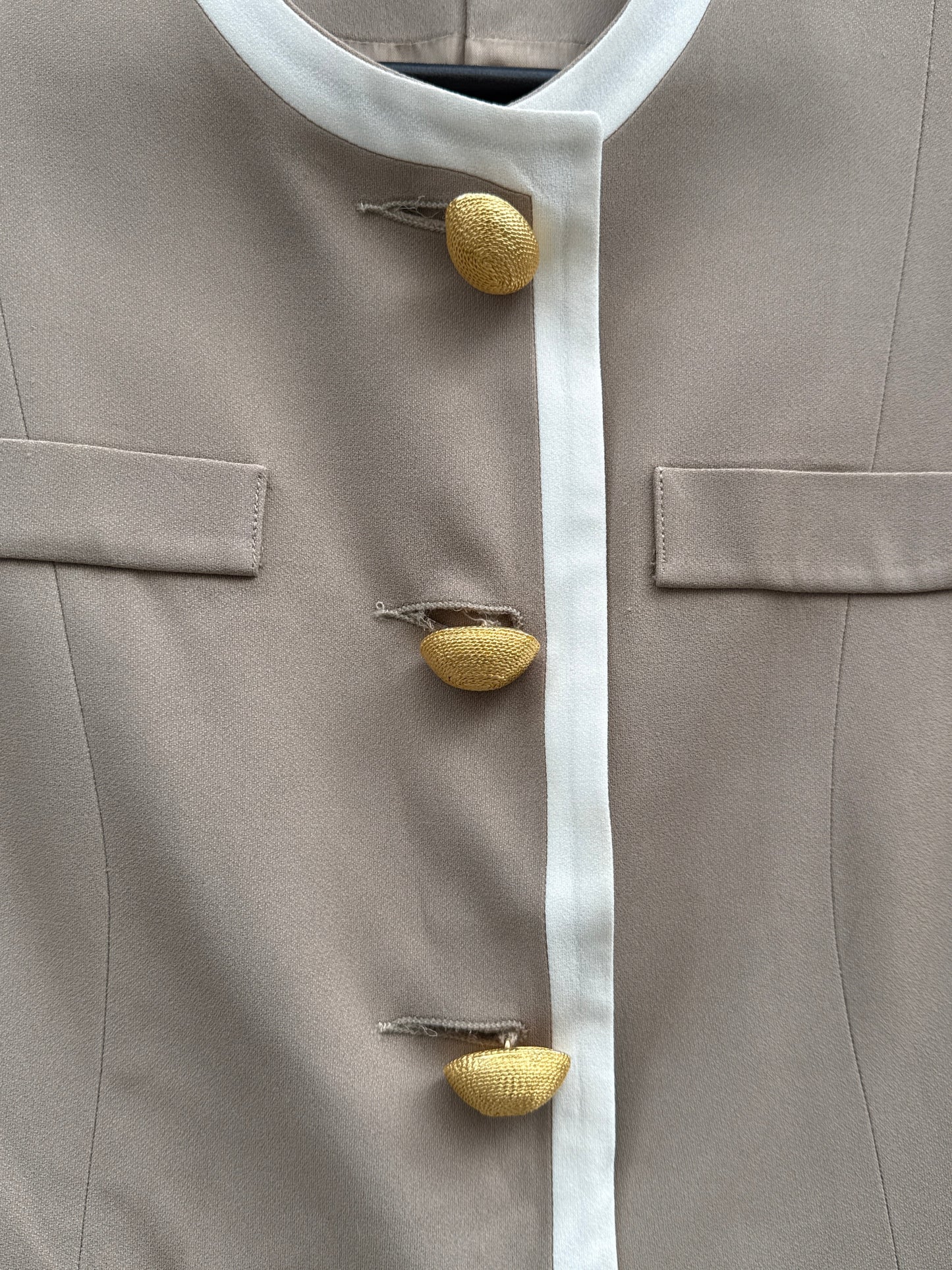 Blazer kort beige med hvite kontraster