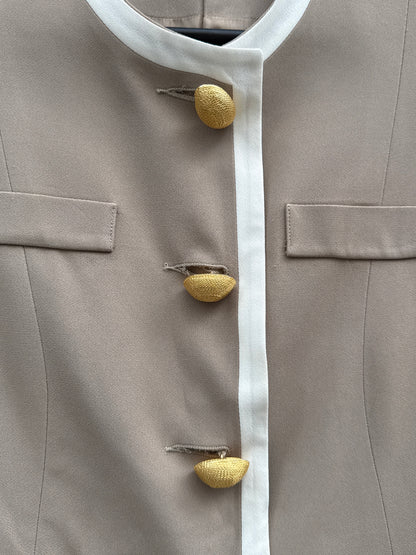 Blazer kort beige med hvite kontraster