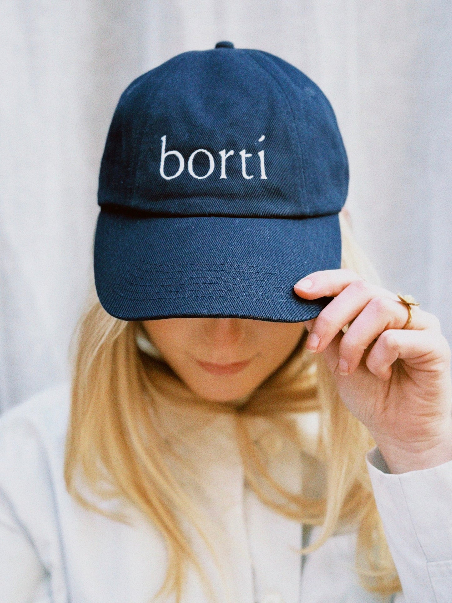 Borti caps mørk blå/hvit logo