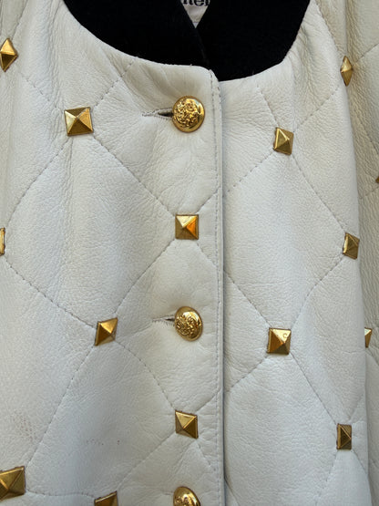 Skinnjakke hvit med gull studs