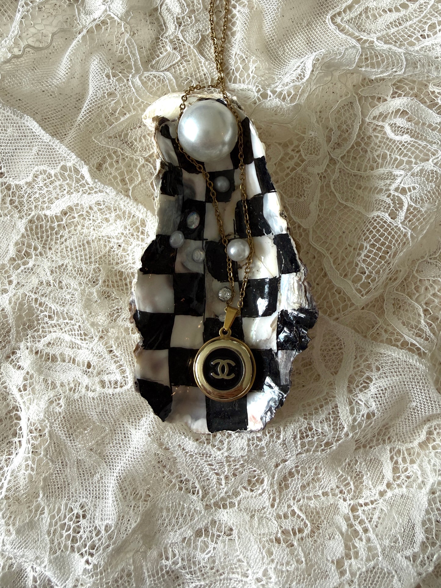 Smykke Chanel re-design sort/gull