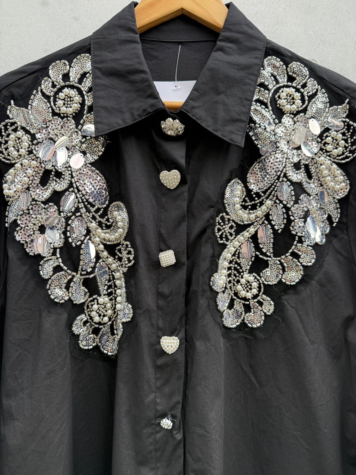 Bluse sort med store sølv aplikasjoner