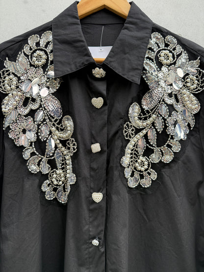 Bluse sort med store sølv aplikasjoner