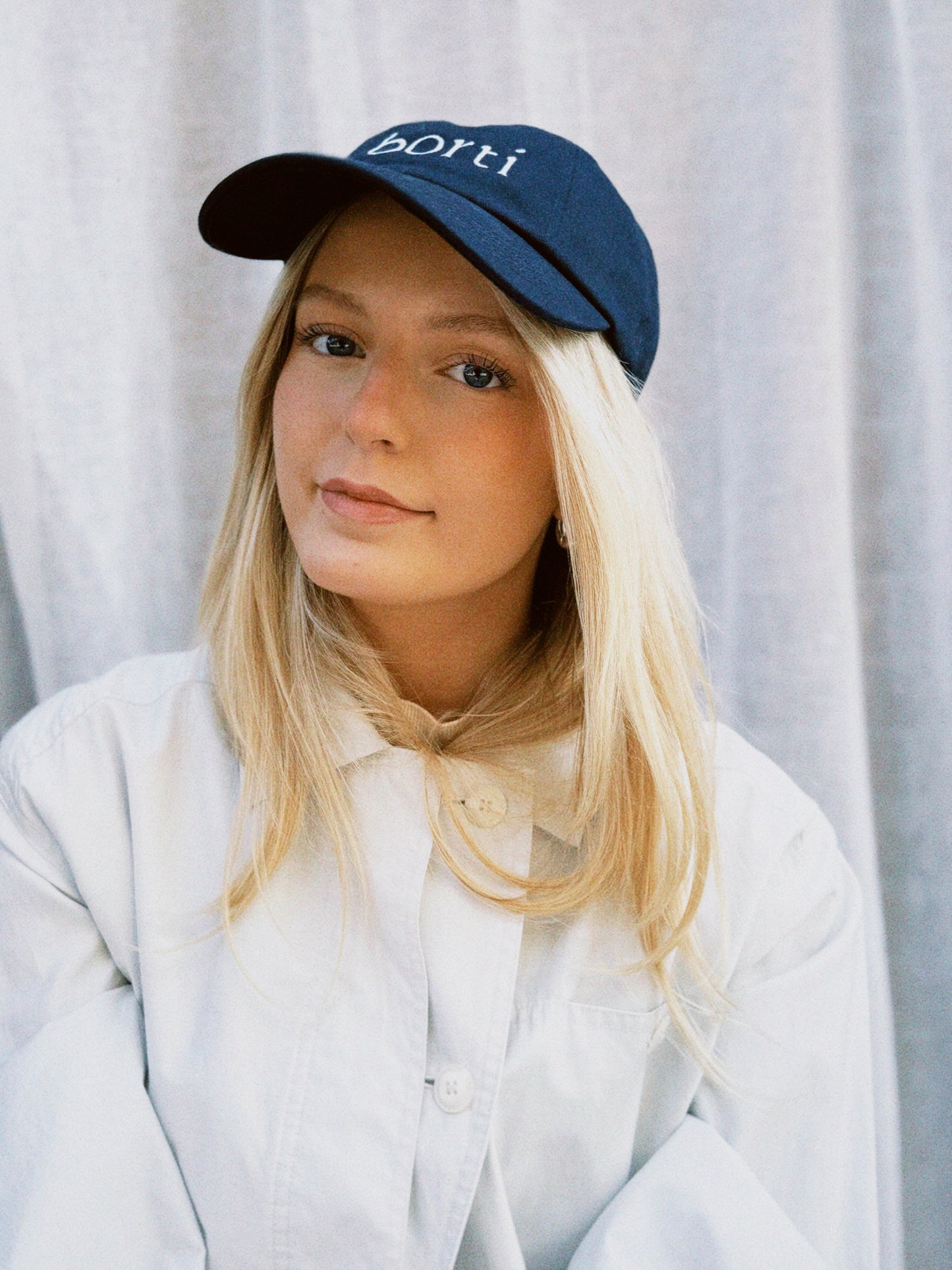 Borti caps mørk blå/hvit logo