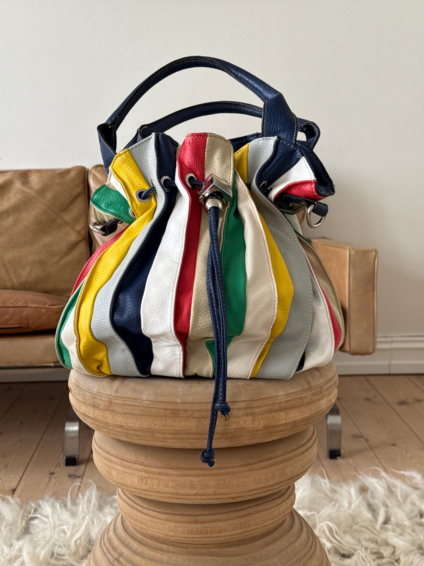 Bucket bag striper