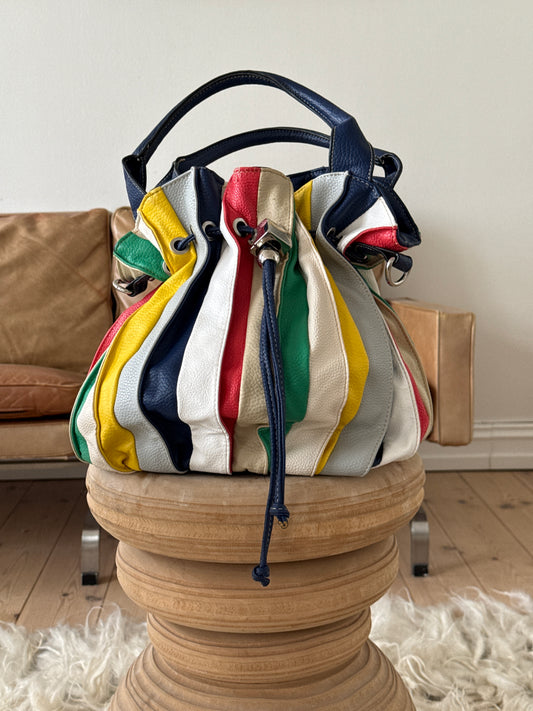 Bucket bag striper