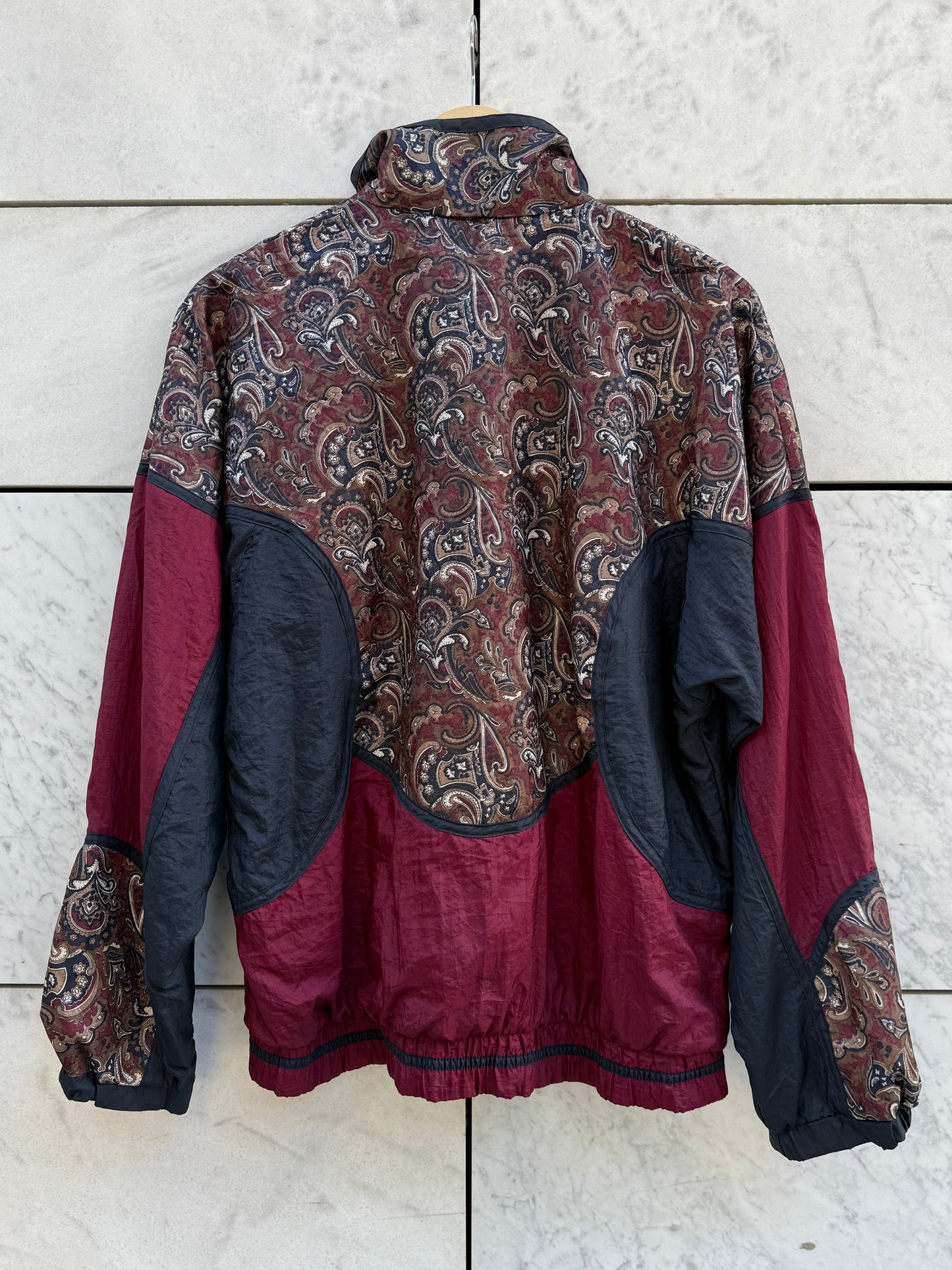 Windbreaker burgunder paisley mønster