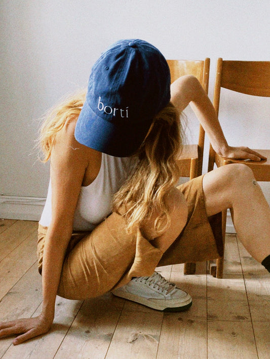 Borti caps mørk blå/krem logo