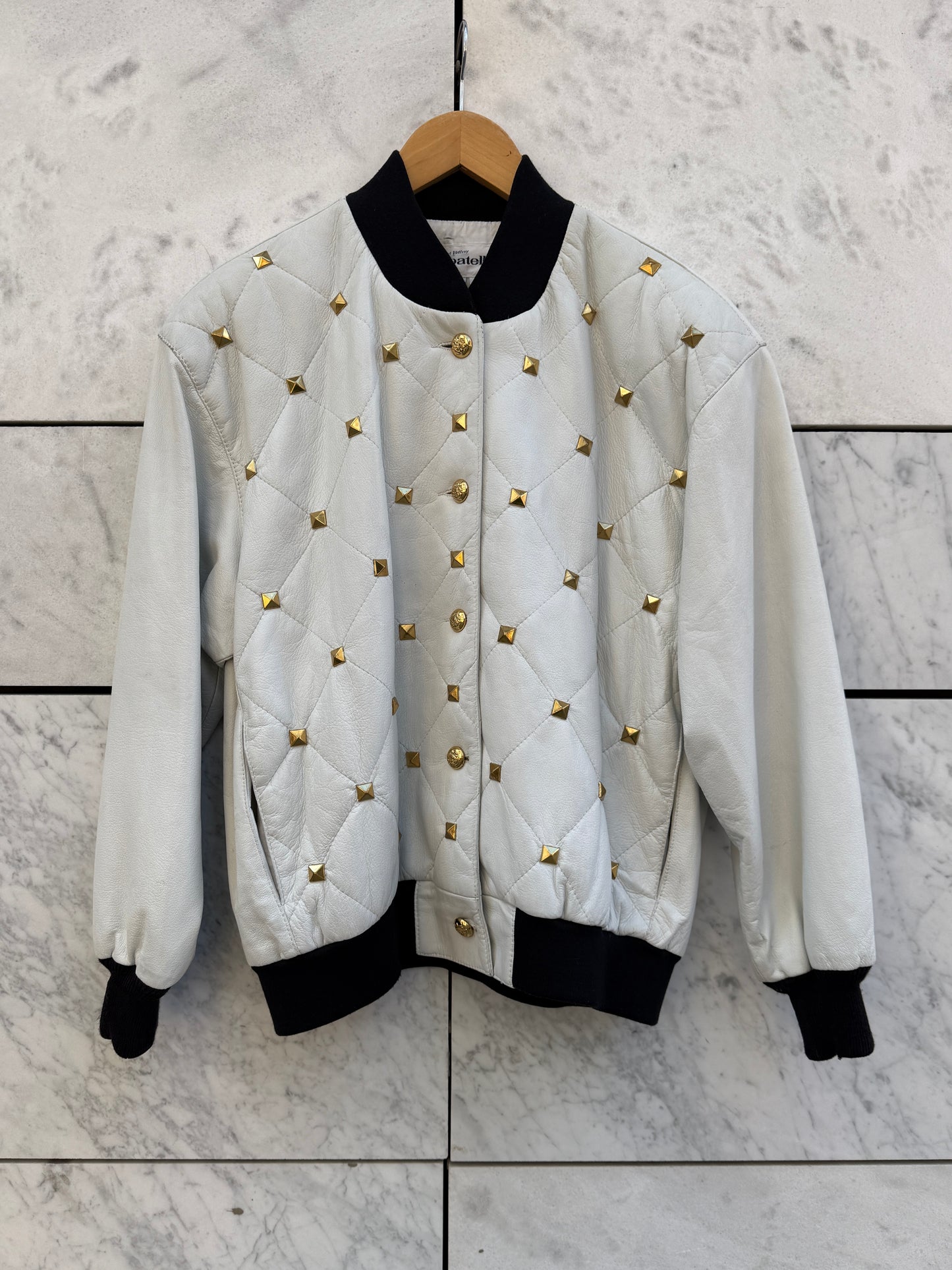 Skinnjakke hvit med gull studs