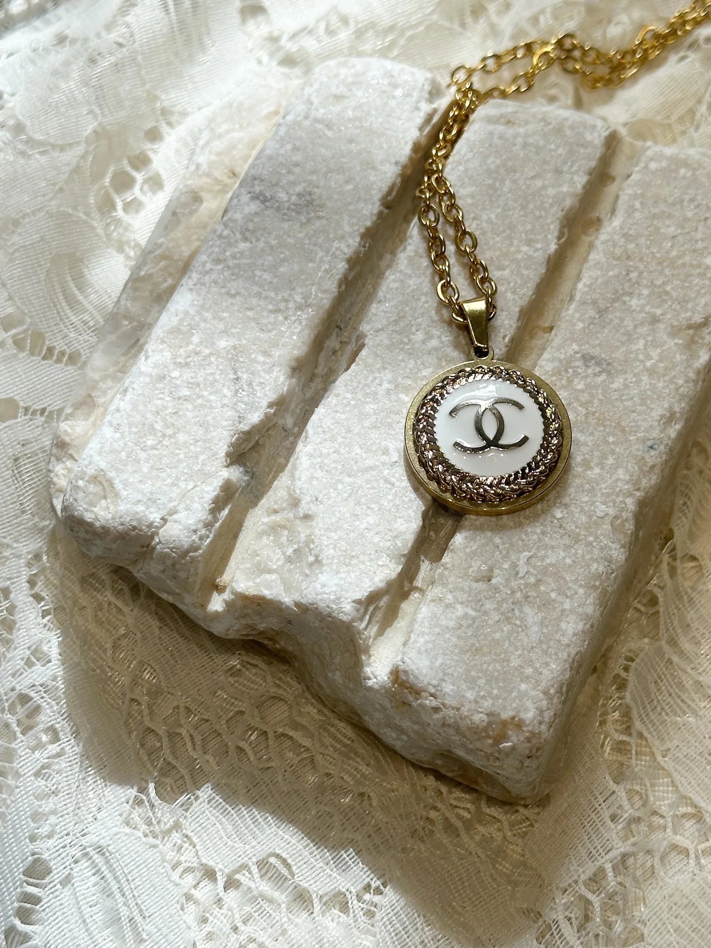 Smykke Chanel hvit medium