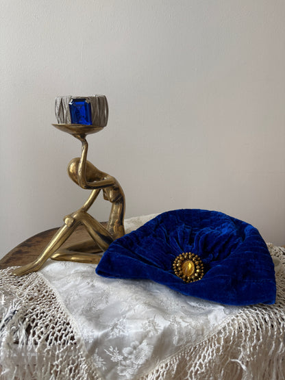 Lue knallblå «turban»