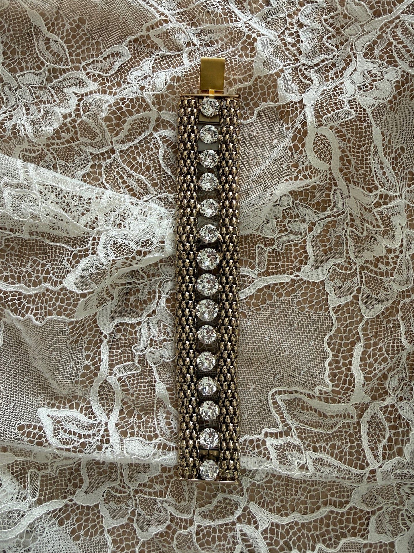 Armbånd gull med blanke stener