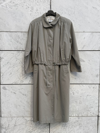 Trenchcoat med snøring grå-grønn