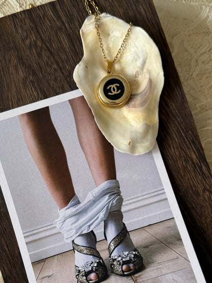Smykke Chanel re-design sort/gull