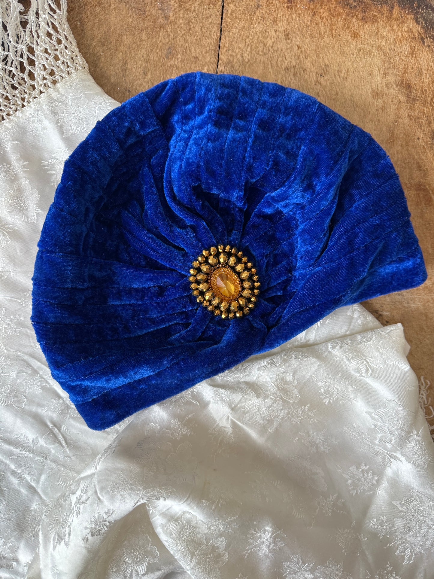 Lue knallblå «turban»