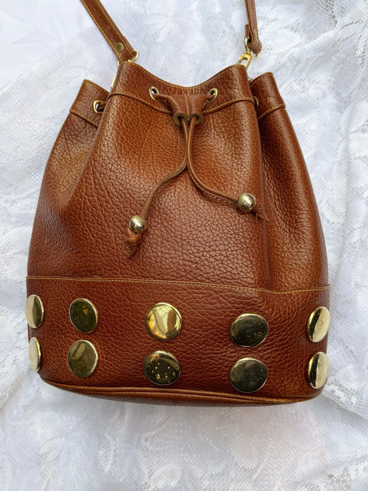 Veske bucket bag brun med gull studs