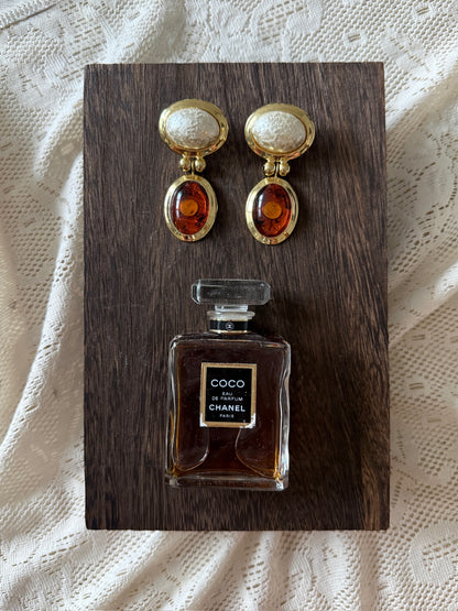 Øredobber stor perle med cognac farget sten
