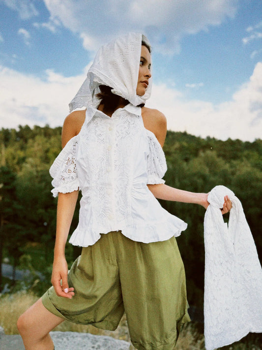 Bluse hvit blonder drop shoulders